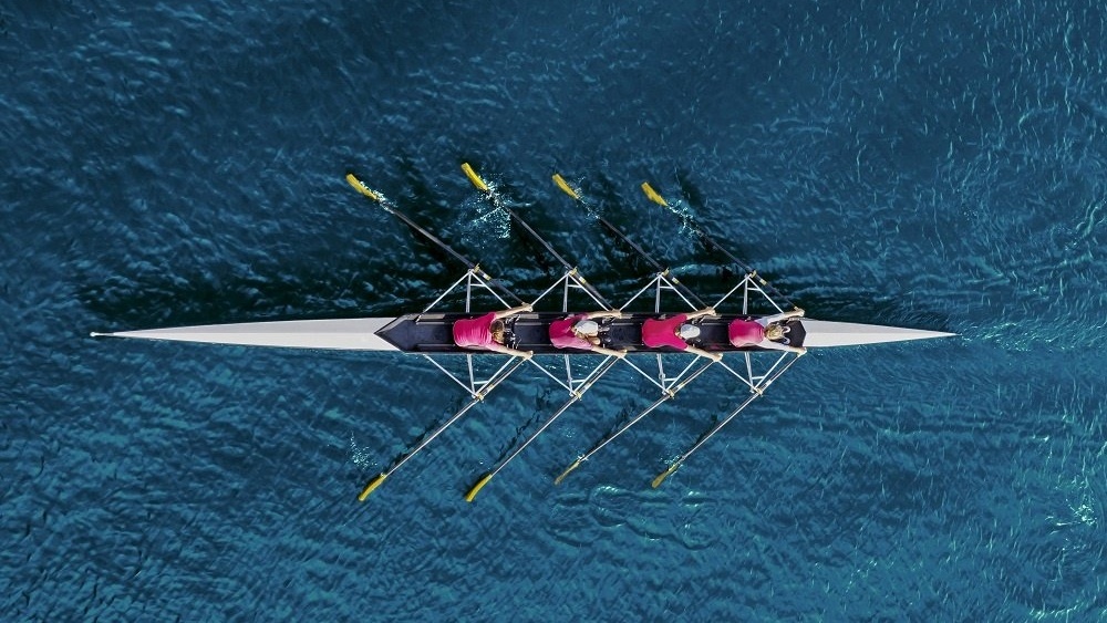 WEB Women rowing on sea-983993-edited